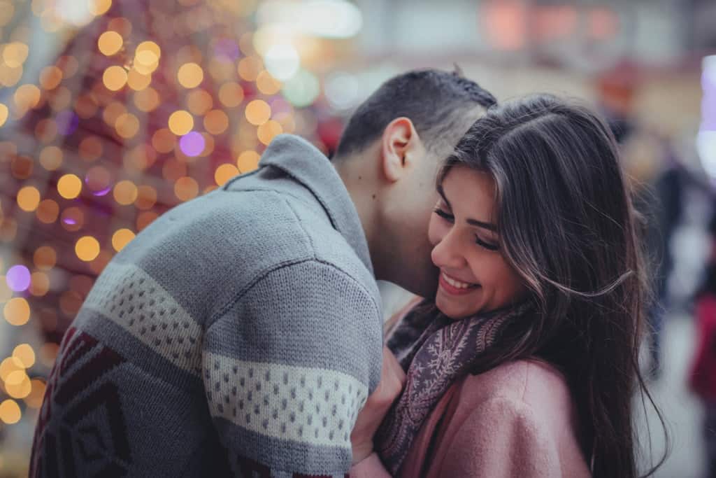 夫が妻にキスをする