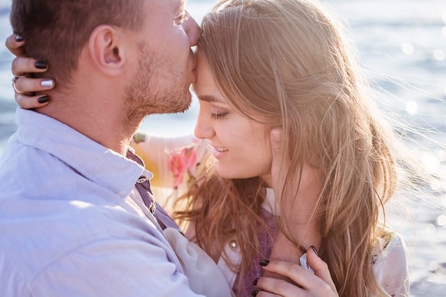 夫が妻にキス