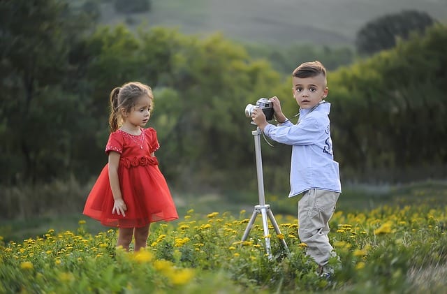 写真をとる子供