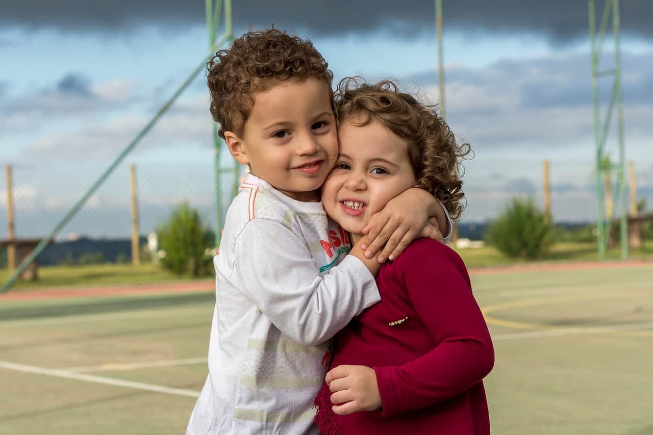 子供のように抱き合う