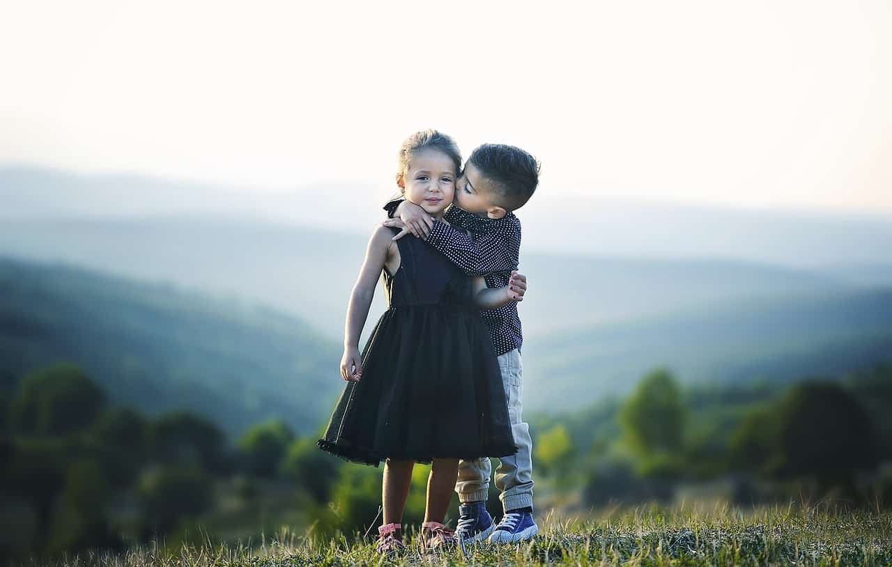 子供のようにキスをする