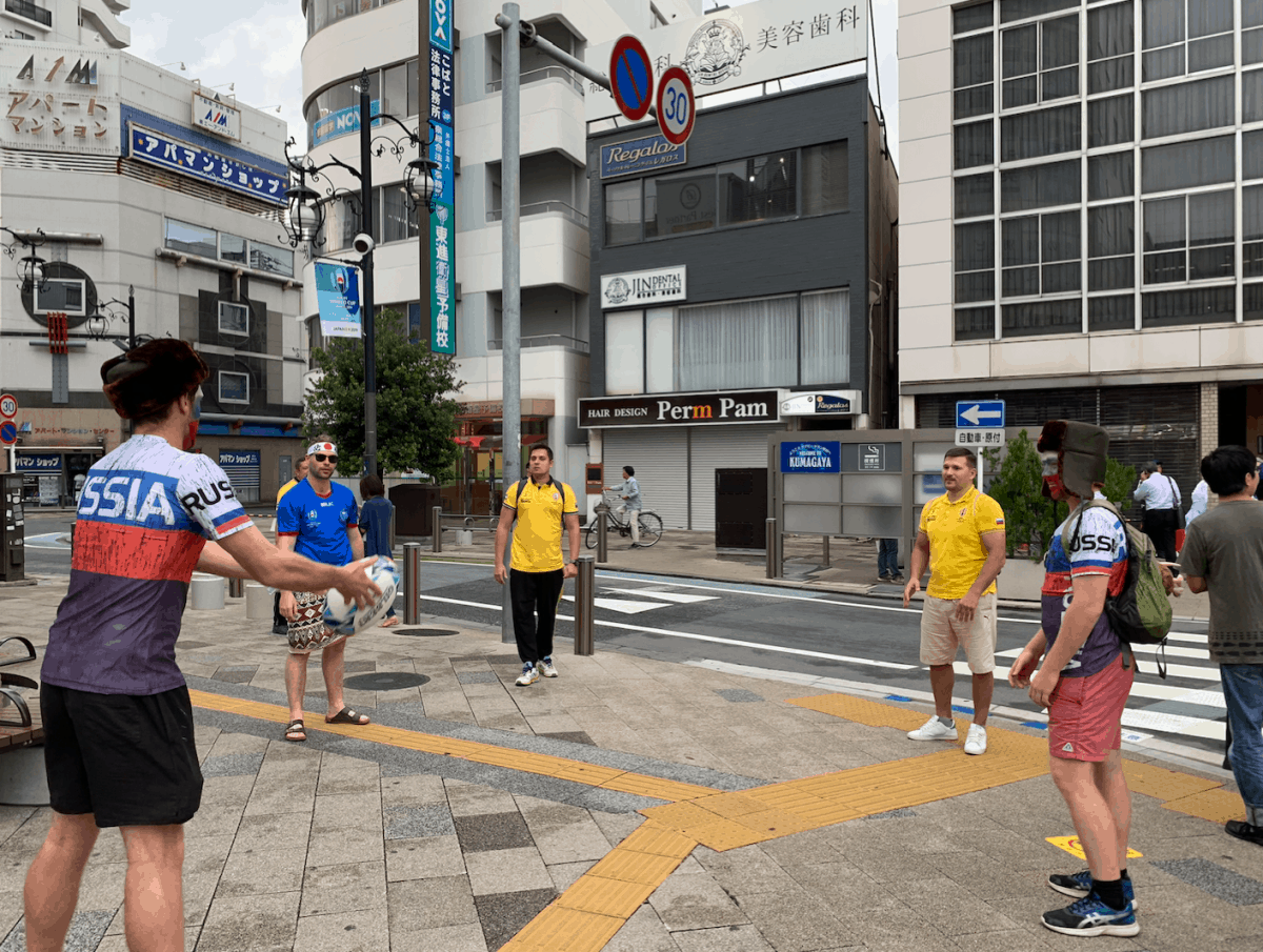 駅前でラグビー