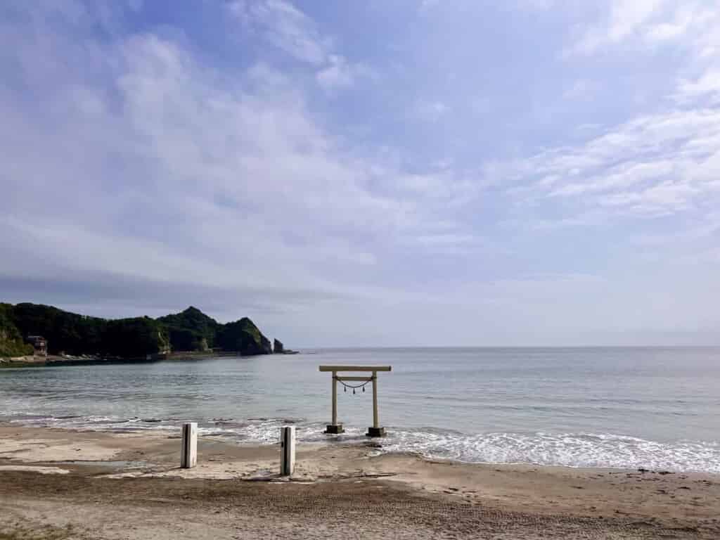 鵜原海岸 白い鳥居