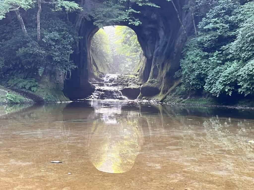 亀岩の洞窟